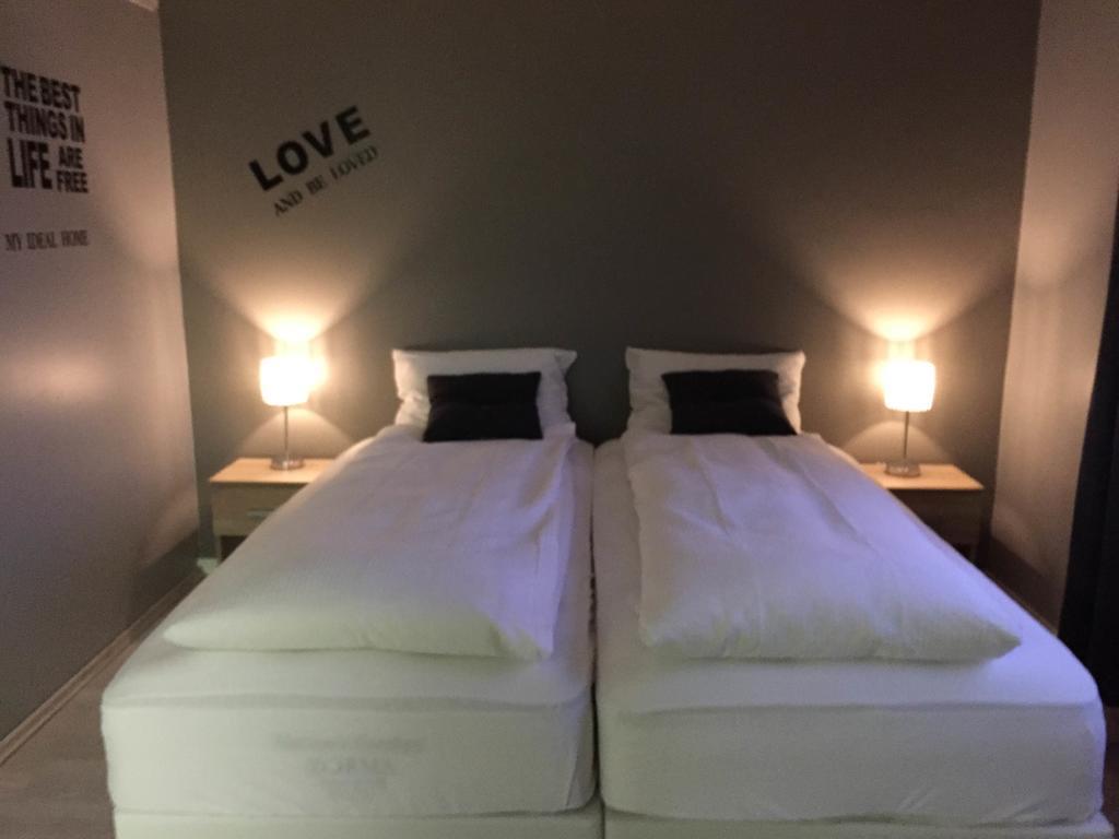 Town Square Guesthouse Акурейри Екстериор снимка