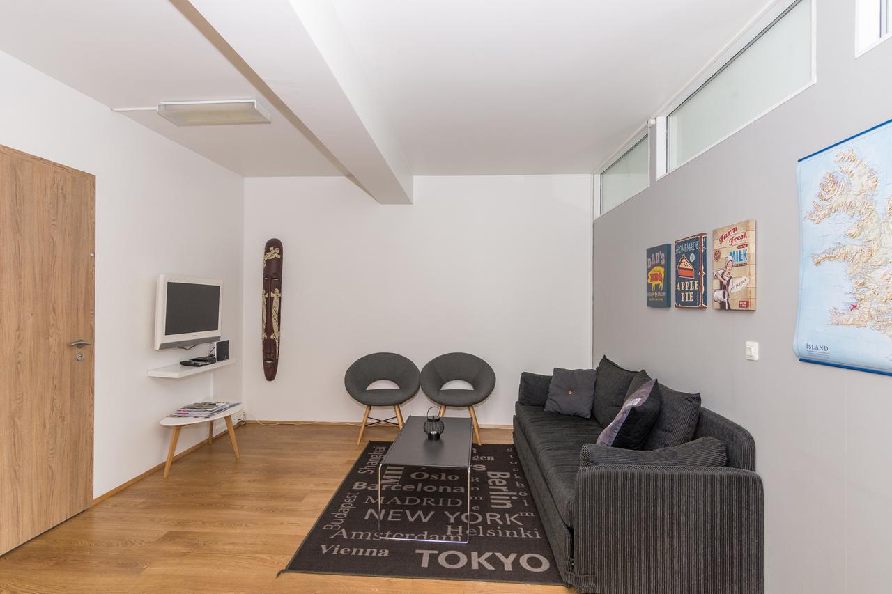 Town Square Guesthouse Акурейри Екстериор снимка